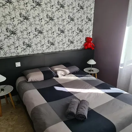 Bedroom With Breakfast Dining Area And Shower Lejlighed *