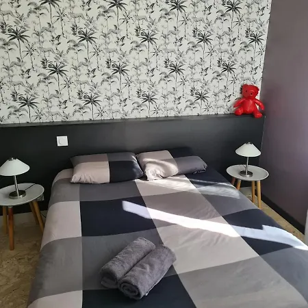 Bedroom With Breakfast Dining Area And Shower * Parthenay